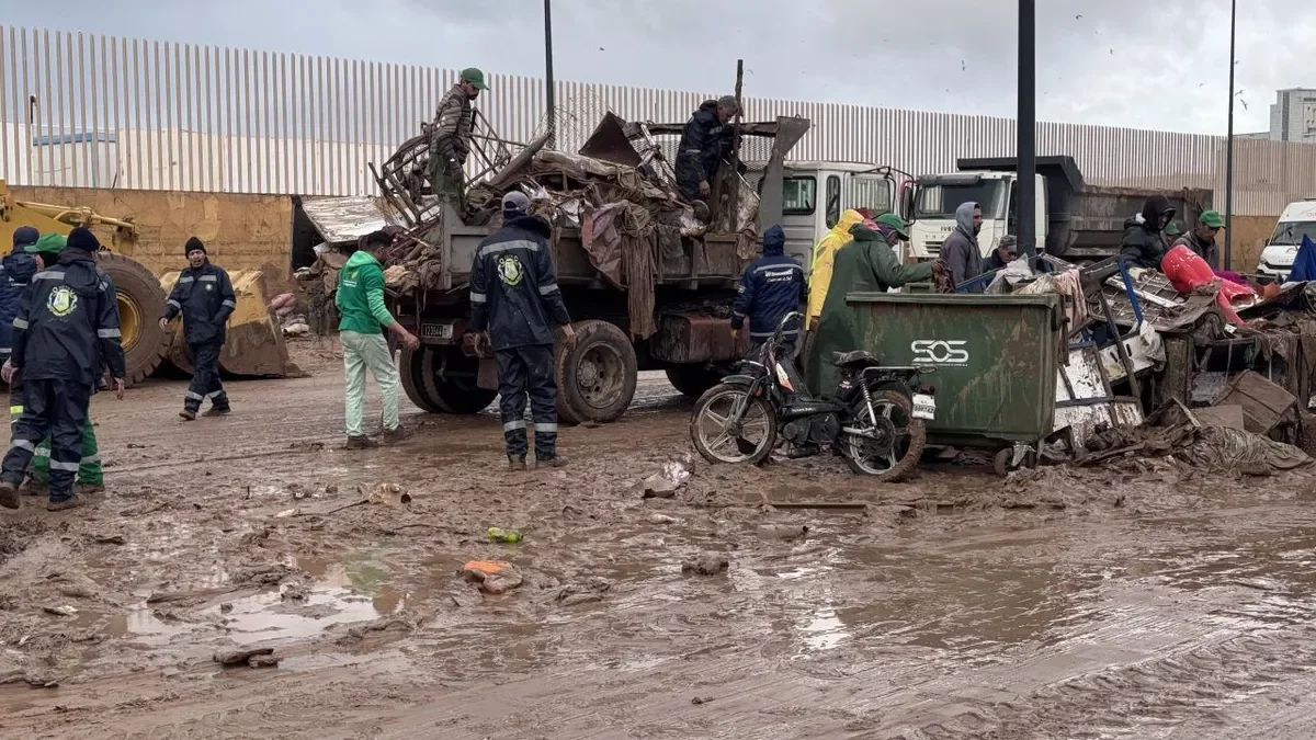 Un grupo de personas recoge objetos arrastados por la riada en la ciuda de Safi. - EFE