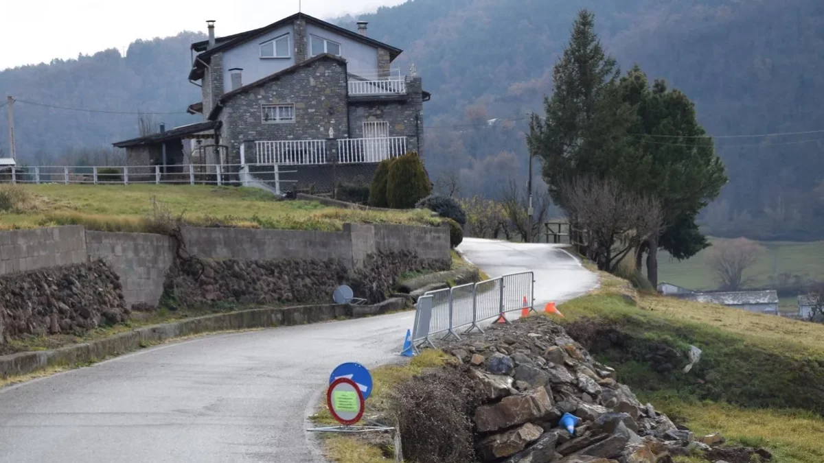 El camino tiene limitado el acceso de vehículos pesados. - C.SANS