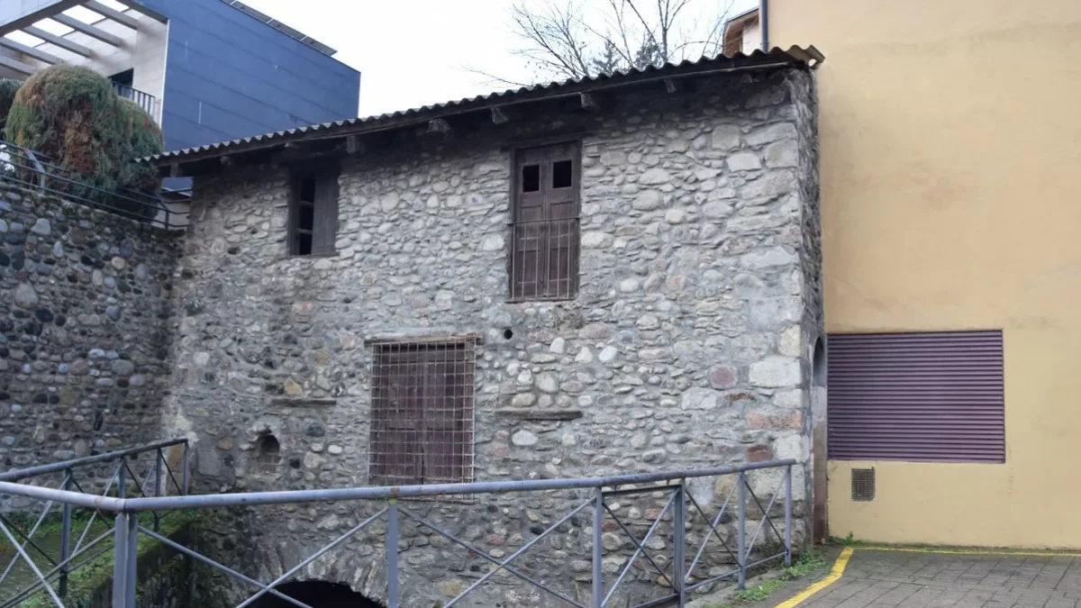 El edificio presenta un estado de deterioro importante. - C.SANS