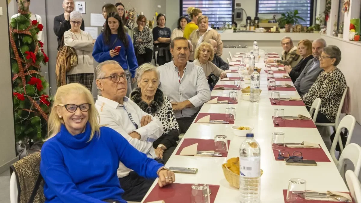 Una trentena de persones van participar en el dinar de prova, ahir al centre de Santa Teresina. - JORDI ECHEVARRIA