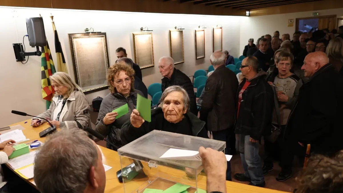 La votación celebrada en Mirlacamp llenó de asistentes la sala de plenos. - J.GÓMEZ