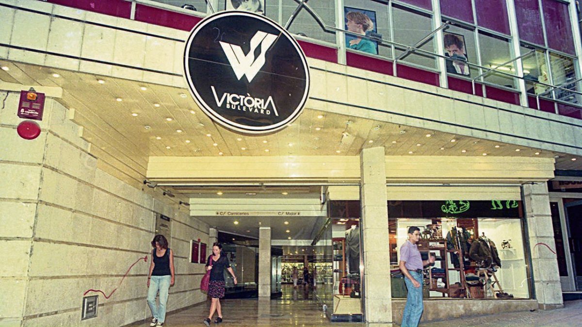 La entrada principal del Bulevar Victòria por la calle Cavallers.