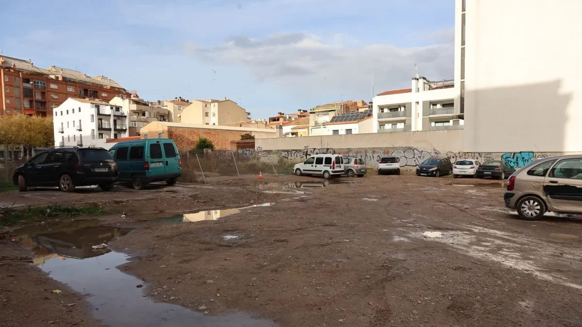 Gran parte del solar está vallada y solo se puede aparcar en el descampado contiguo, en mal estado. - JORDI ECHEVARRIA