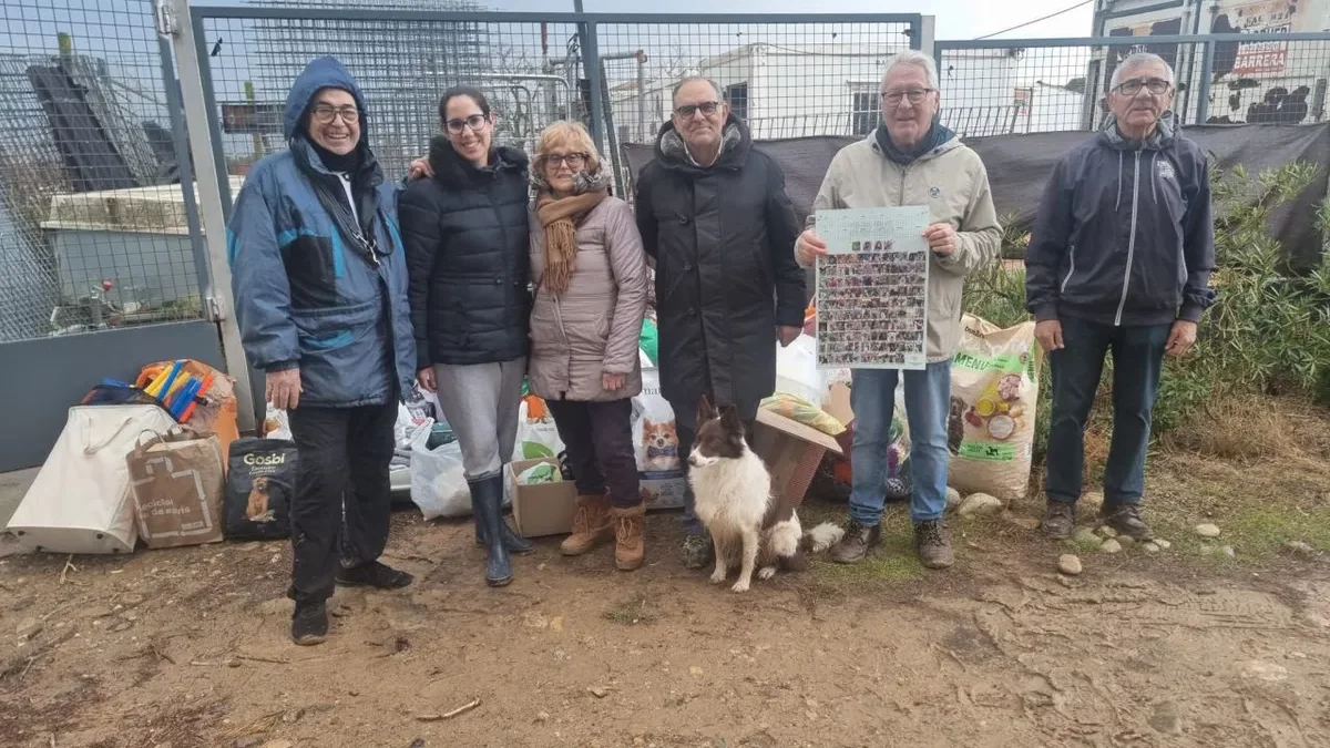 La Patrulla Canina de Lleida, dilluns, en l’entrega de la recaptació del vuitè Recapte per als Gossos de les Protectores de Lleida. - PATRULLA CANINA DE LLEIDA