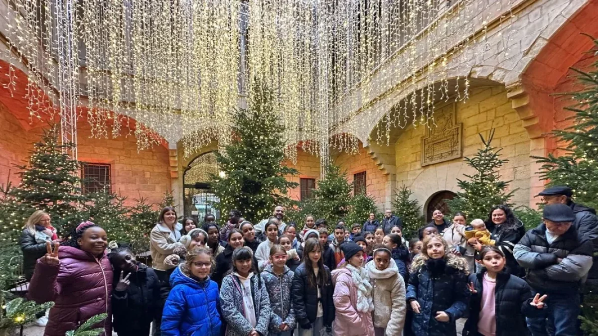 Un grupo de alumnos, ayer durante su actuación en el patio del Institut d’Estudis Ilerdencs. - IEI