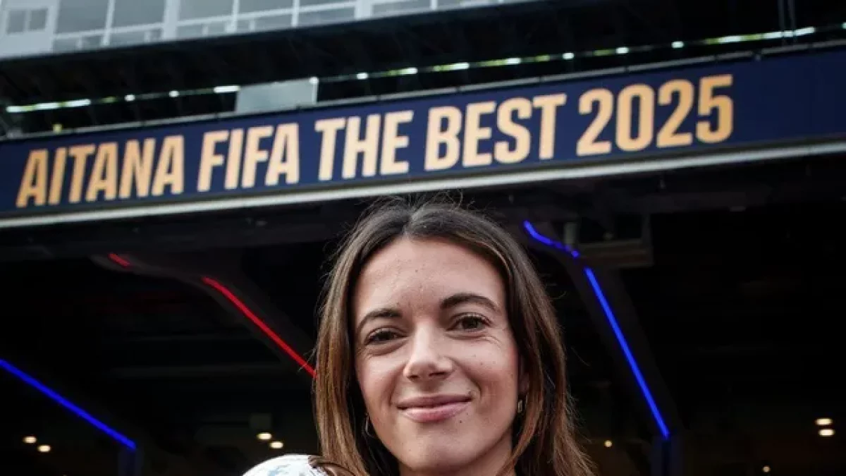Aitana Bonmatí, amb el trofeu del The Best al Camp Nou. - FC BARCELONA