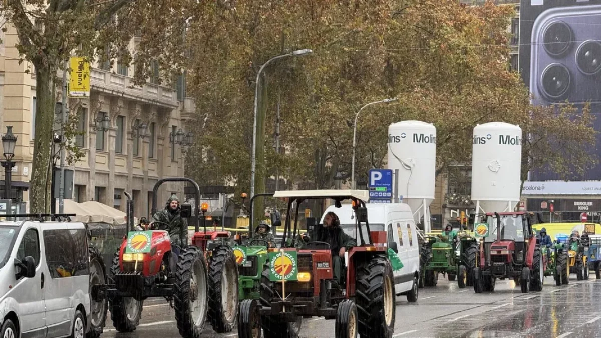 Los tractores marchando por el centro de Barcelona. - ACN