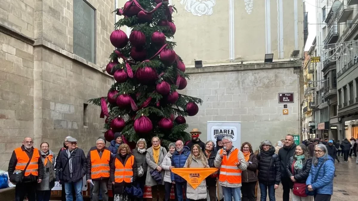 Foto de familia de los asistentes al desayuno navideño de Marea Pensionista en la plaza de la Paeria. - MAREA PENSIONISTA