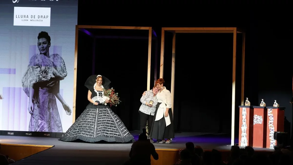 L’Agulla d’Or de Lluna de Drap, para Paquita Pagà. - J.GÓMEZ