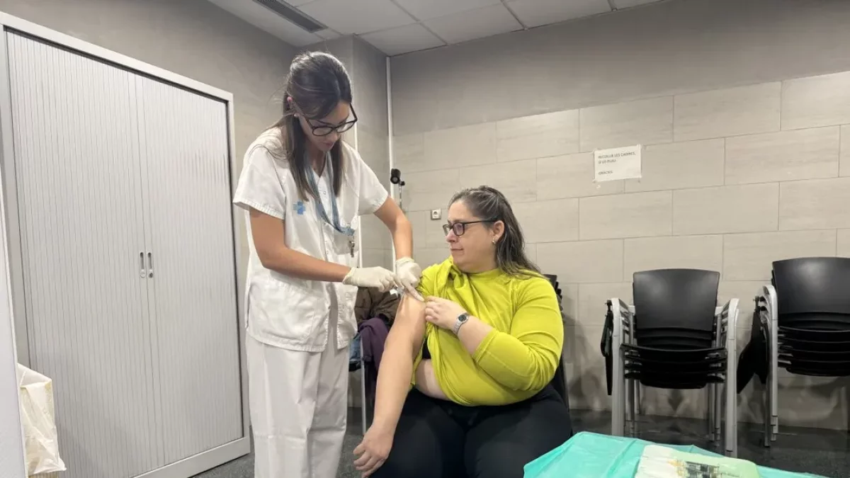 Una usuaria del CAP de Rambla Ferran vacunándose de la gripe. - MARC CARBONELL