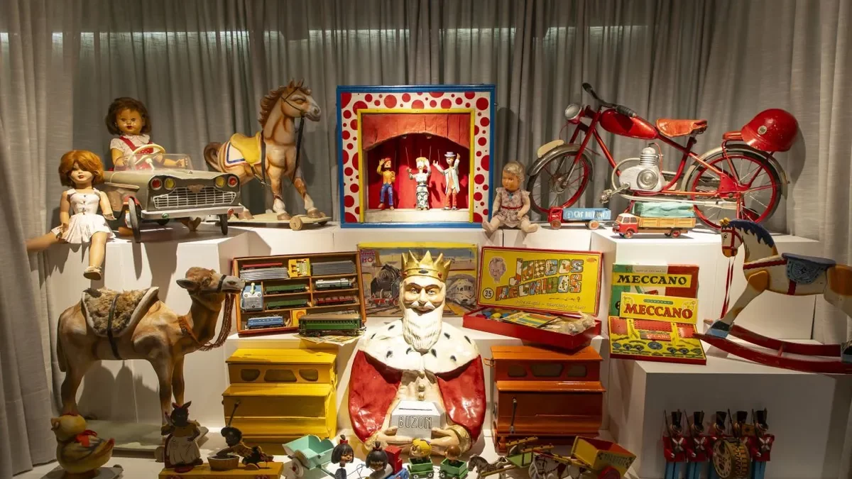 Joguets històrics de Lo Baratillo, a l’aparador del Casino. - JORDI ECHEVARRIA