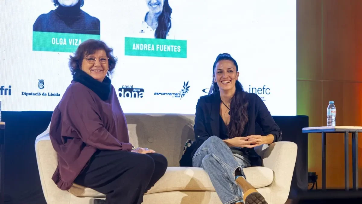 Olga Viza i Andrea Fuentes, durant la xarrada en la VII Jornada Comunicació, Dona i Esport. - JORDI ECHEVARRIA