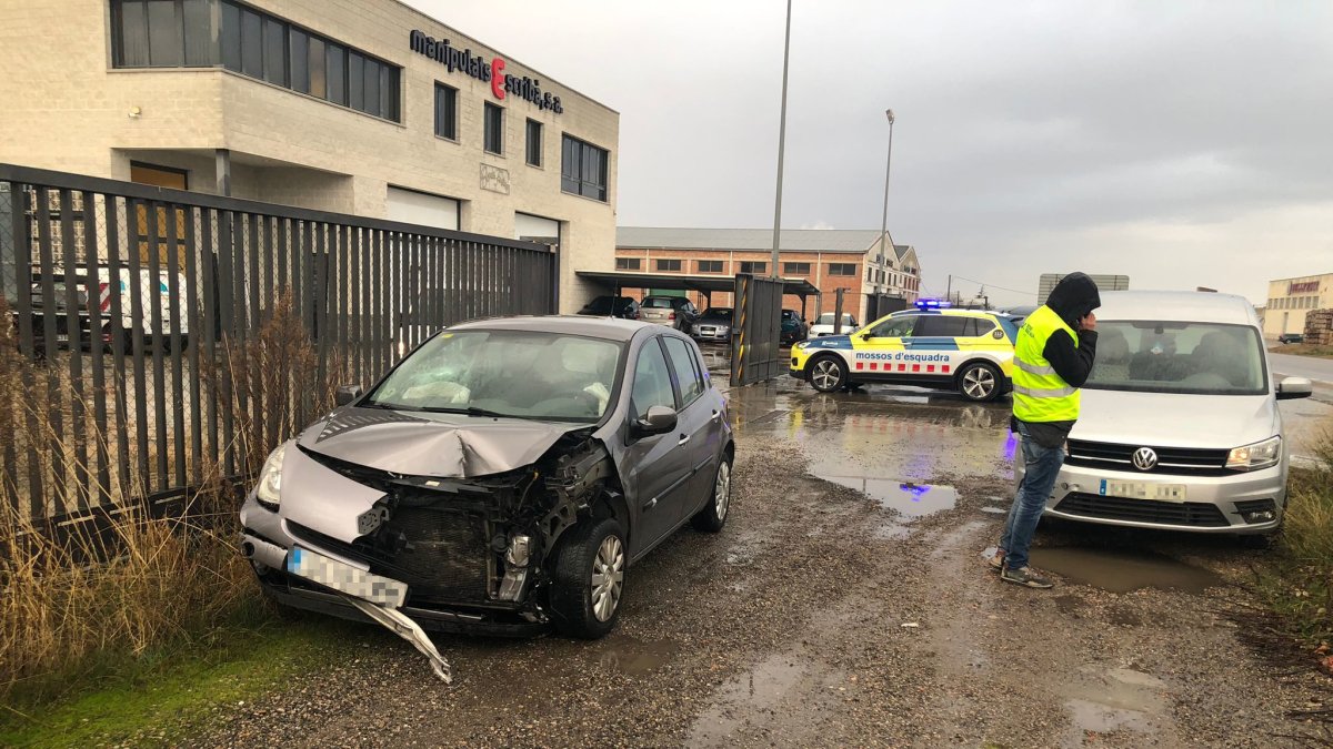 Un dels vehicles implicats en l'accident a Bellpuig.