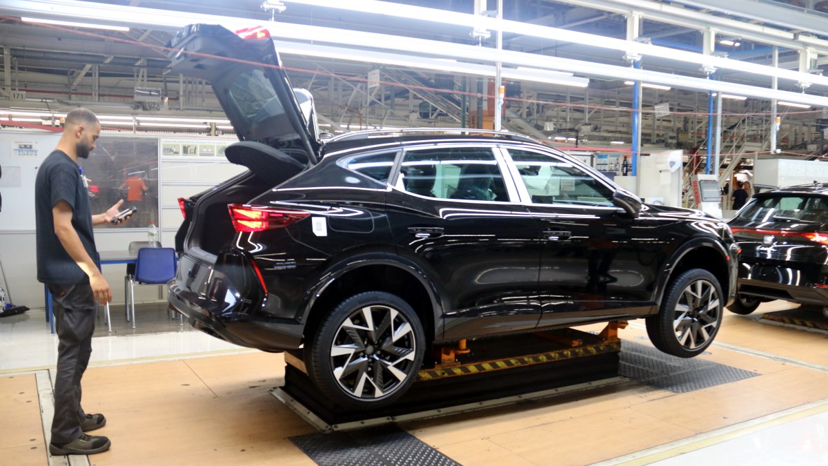 Les comprobaciones de la parte final de la cadena de montaje de los coches en la fábrica de Seat.