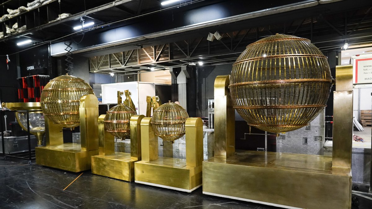 Els bombos i la resta d’elements que intervindran en el sorteig extraordinari de la loteria.