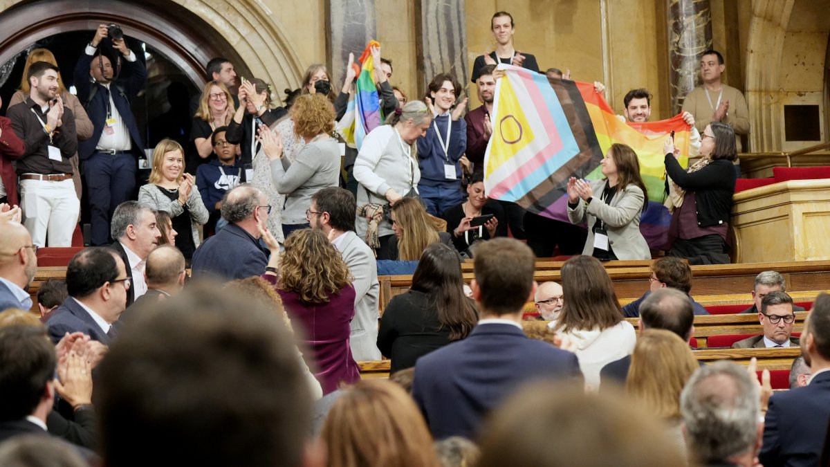 El ple del Parlament després de l'aprovació de la llei de l'erradicació de I'LGBTI-fòbia.