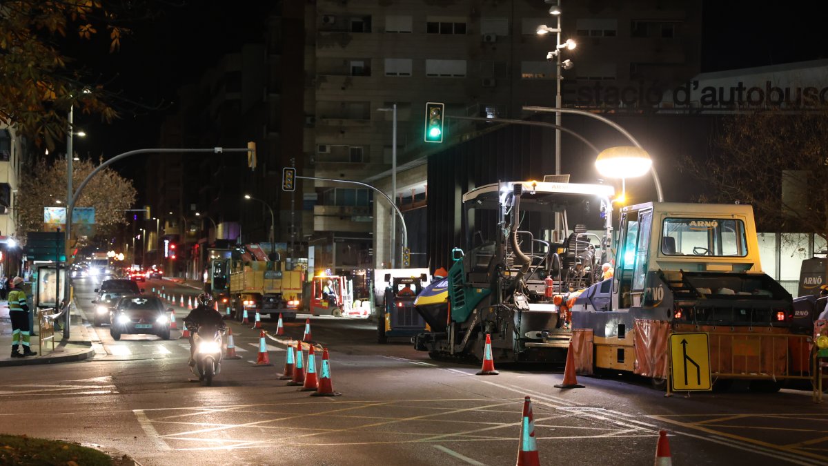 Les obres nocturnes a Príncep de Viana van comportar tallar el trànsit entre Berenguer IV i Sant Ruf.