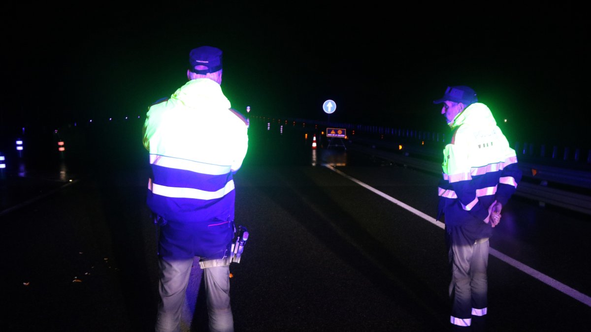 Agentes de los Mossos en la carretera N-340 en Alcanar, cortada por la acumulación de lluvia