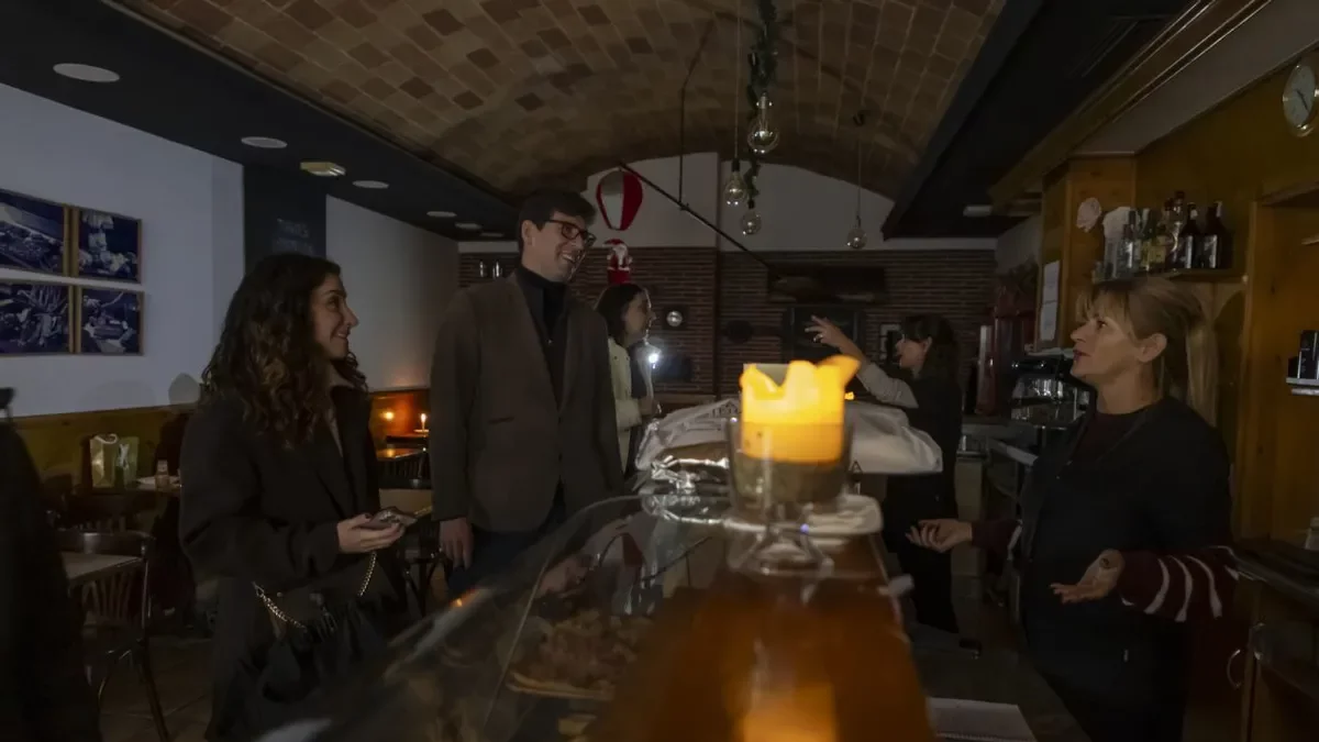 Una cafeteria de General Brito va haver de posar espelmes a l’estar sense electricitat. - JORDI ECHEVARRIA