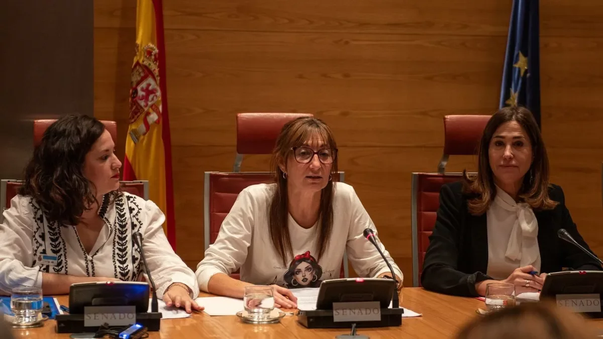La lleidatana Montse Robles, al centre, ahir al Senat. - SENAT