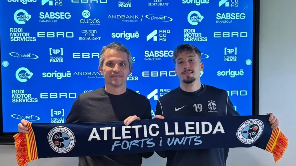 Xavi Bartolo y Carlos Cobo durante la presentación del lateral. - ATLÈTIC LLEIDA