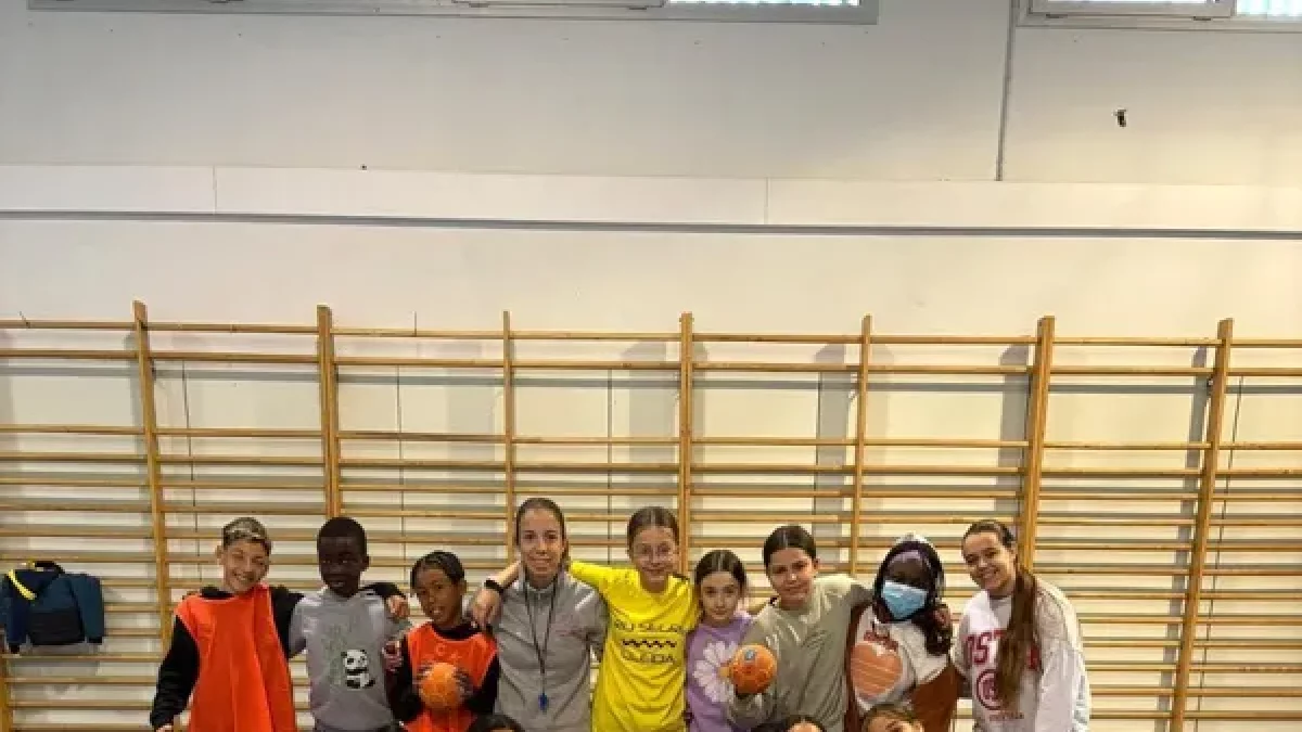 Foto d’arxiu d’escolars durant una activitat.