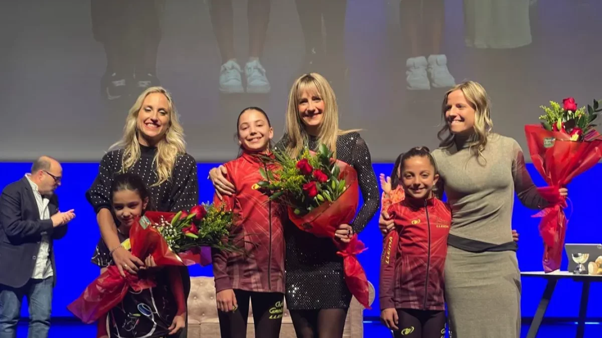 Las directoras técnicas del club, Imma Escuer, Laia Carreño y Marina Rion con alumnas. - IOLANDA SEBE