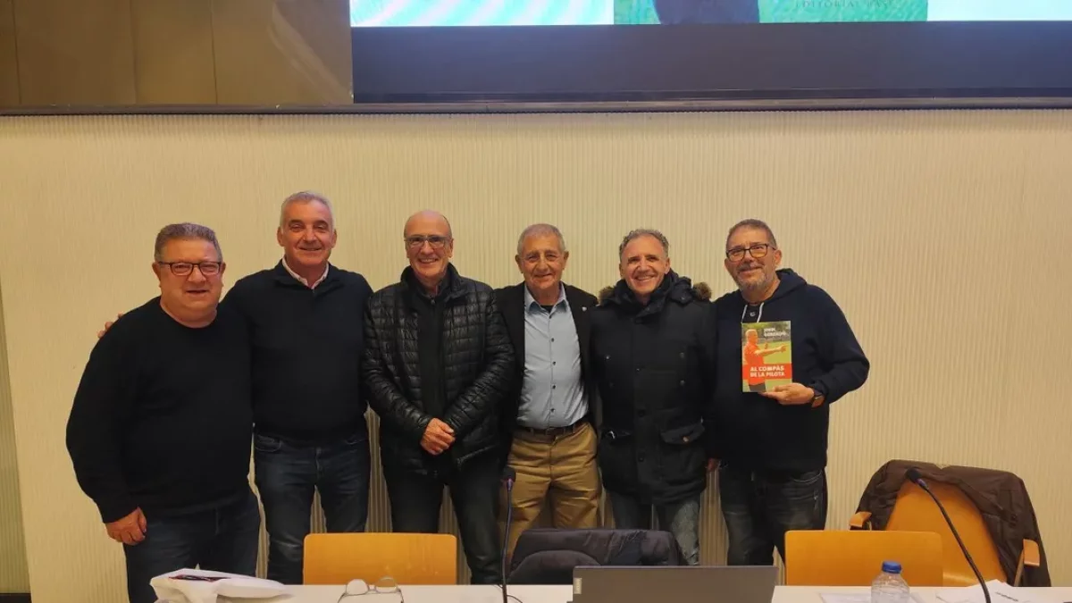 Jordi Gonzalvo, tercer per la dreta, ahir en la presentació. - JCMC