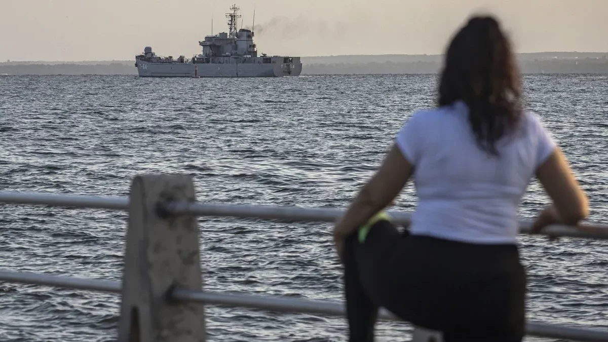 Un vaixell de guerra veneçolà, ahir a Maracaibo. - EFE/ HENRY CHIRINOS