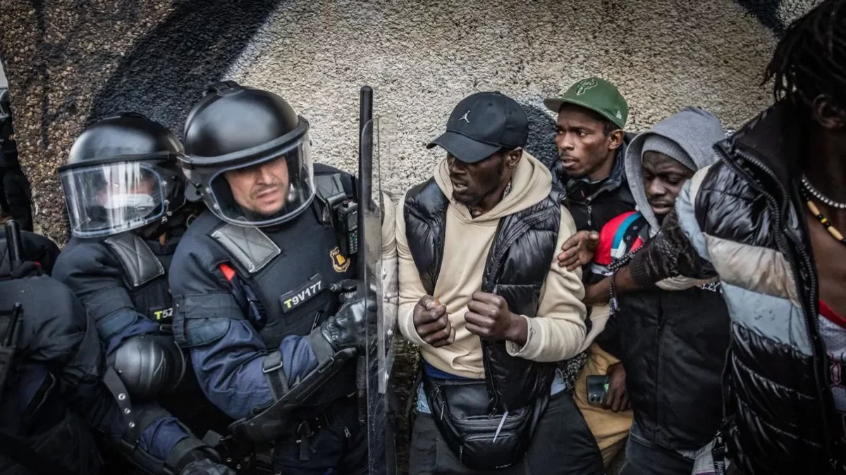 Tensió entre els Mossos d’Esquadra i els ocupants de l’institut B9 durant el desallotjament. - ACN