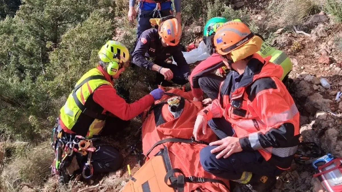El escalador en el momento de ser rescatado. - BOMBERS