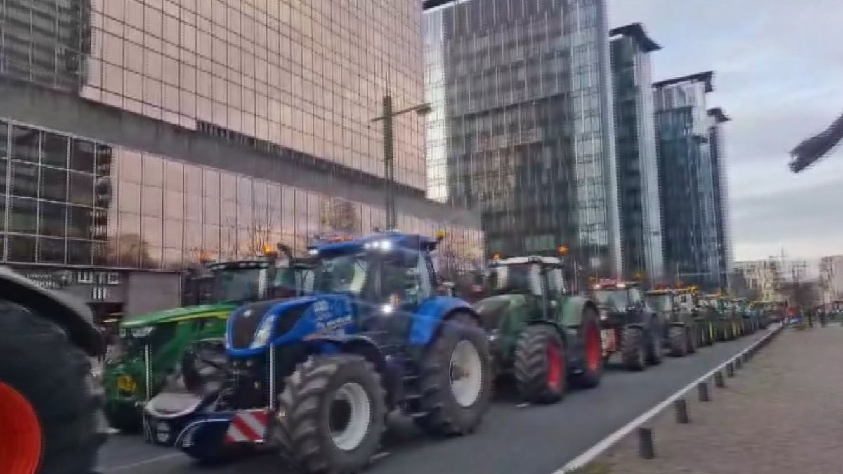 Agricultores bloquean Bruselas contra el acuerdo UE-Mercosur y posibles recortes de ayudas
