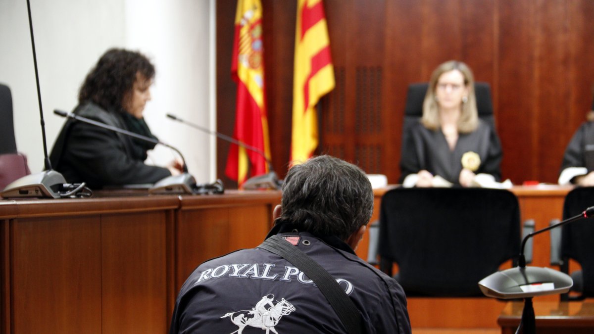 El acusado de violar a su expareja, durante el juicio en la Audiencia de Lleida.