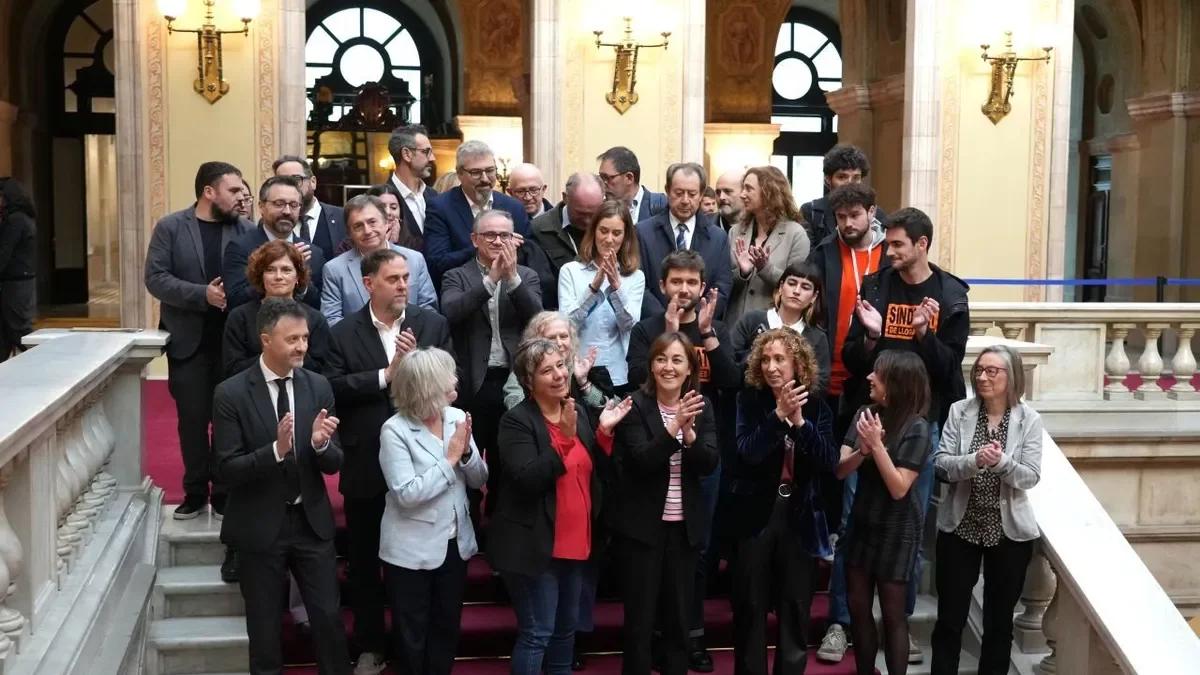 Diputados del PSC, ERC, Comuns y CUP celebran su aprobación. - ACN