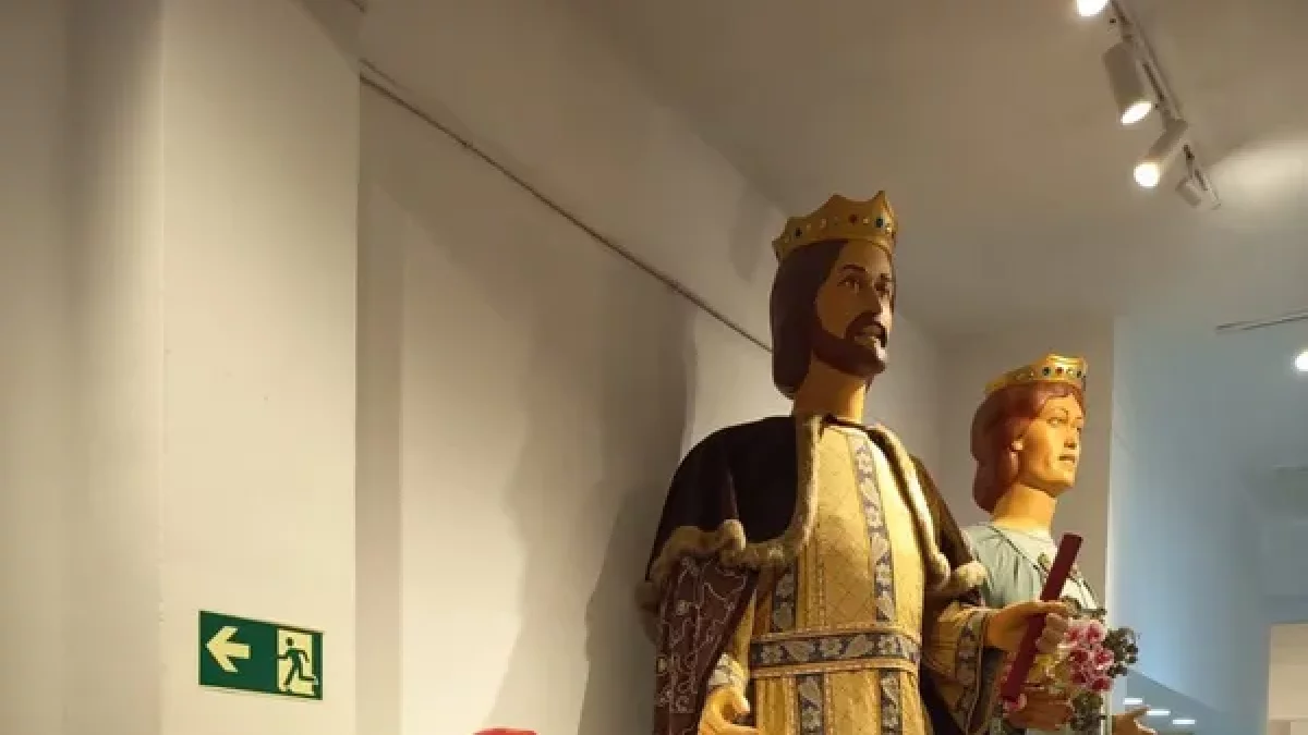 Exposición con gigantes y otros elementos festivos populares. - GRUP CULTURAL GARRIGUES