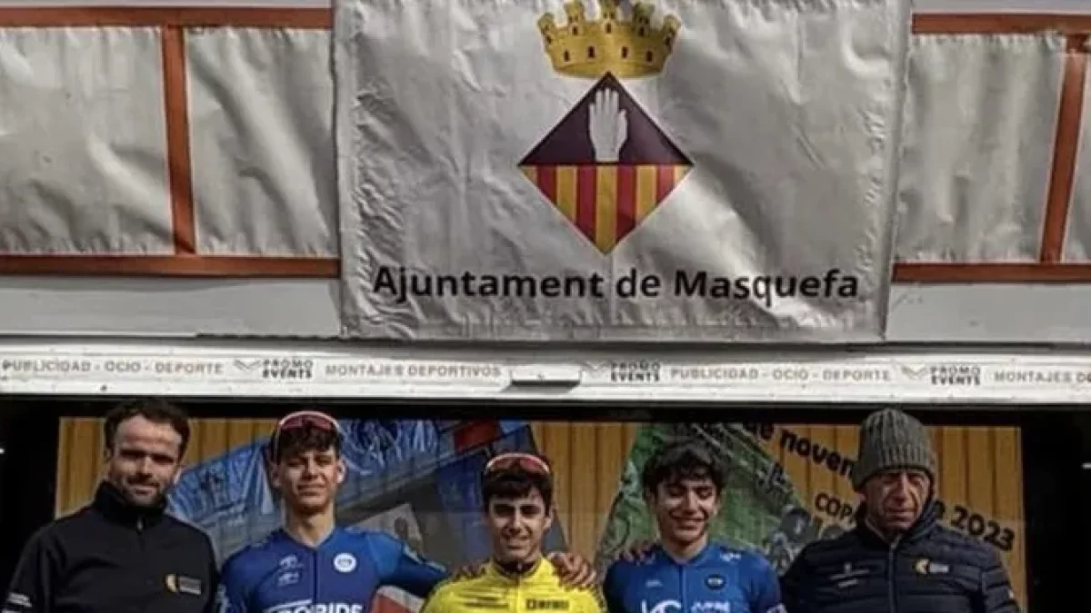 Dídac Reyes, al centre del podi del Català de ciclocròs, i a la dreta, Pau Roca, vencedor a la prova de pista.