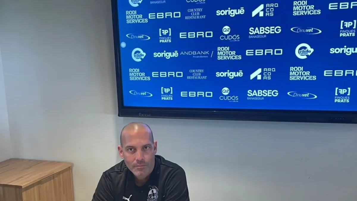 L’entrenador de l’Atlètic Lleida, Gabri García, ahir en roda de premsa. - MARC PERELLÓ SALVIA