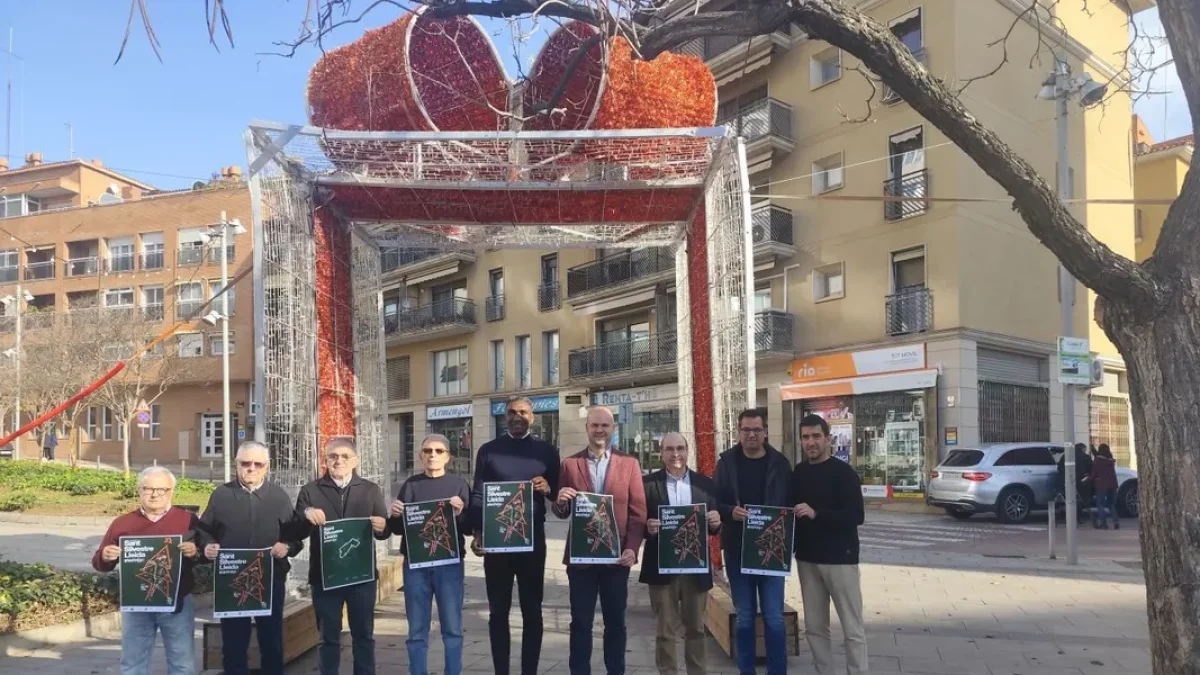 Organizadores y autoridades, ayer durante la presentación de la Sant Silvestre de Lleida. - JORDI ECHEVARRIA