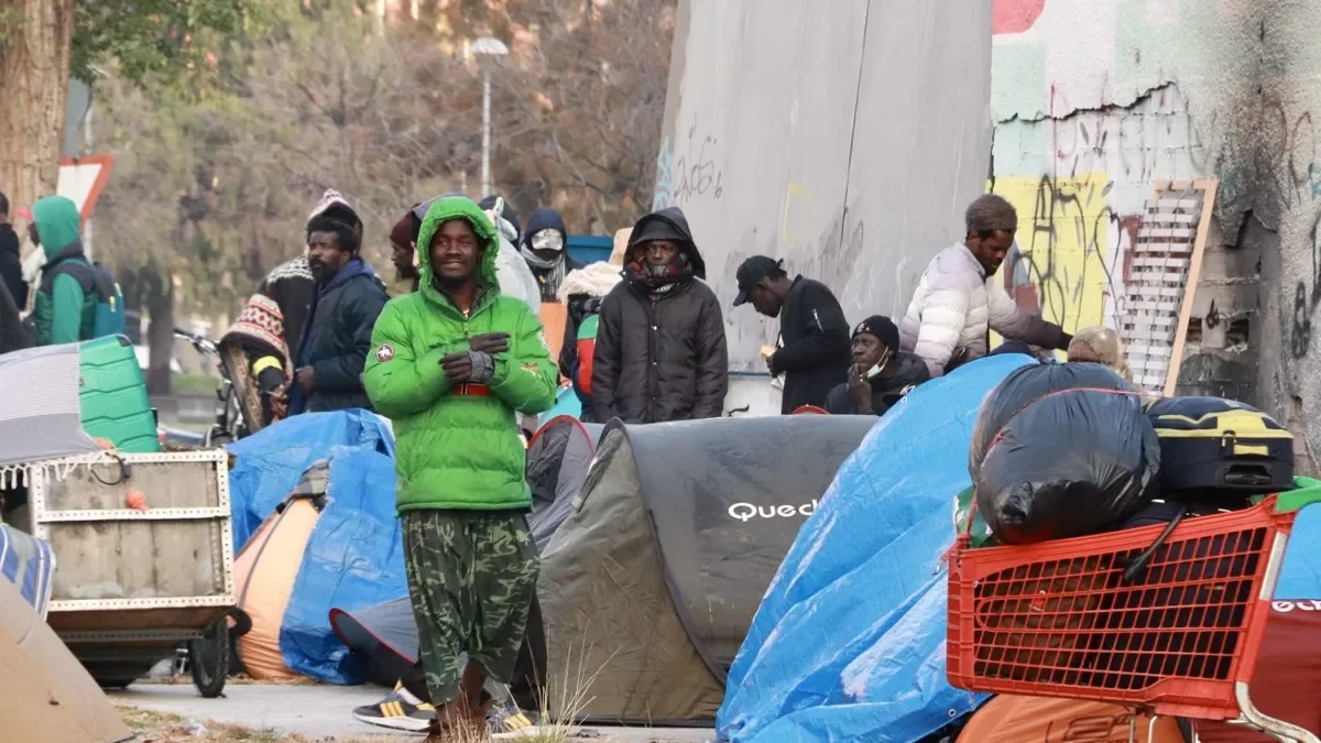 Alguns dels desallotjats van instal·lar tendes de campanya davant de l’antic institut B9. - ACN