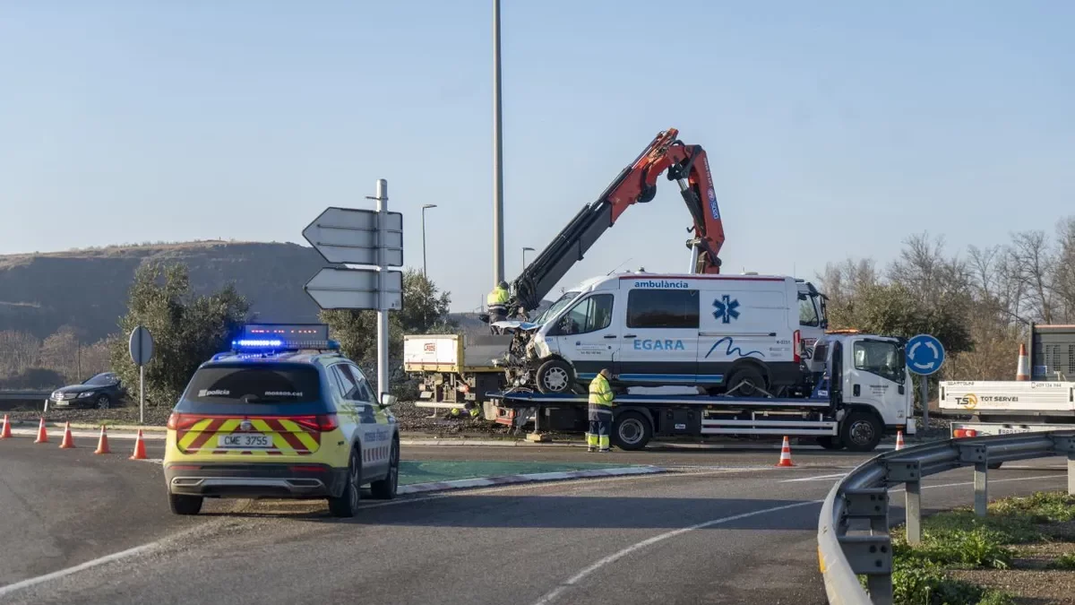 Dos heridos al salirse de la vía una ambulancia en Vilanova de la Barca - PAU PASCUAL PRAT