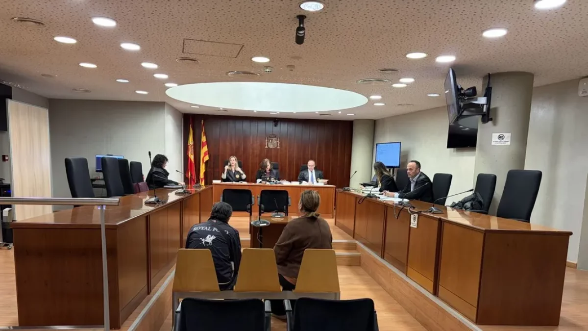 L’acusat va ser assistit per una intèrpret, a la foto. - A. GUERRERO