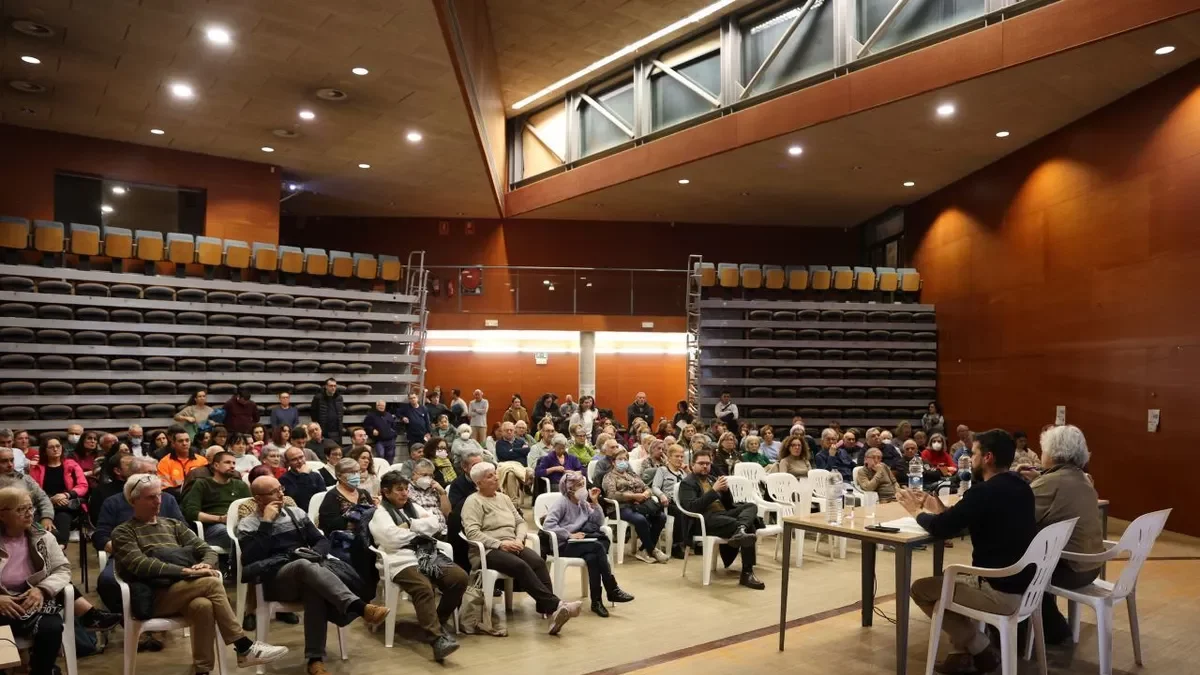 La reunió al centre cívic de Balàfia es va traslladar a la sala d’actes atesa la gran afluència de veïns. - AMADO FORROLLA