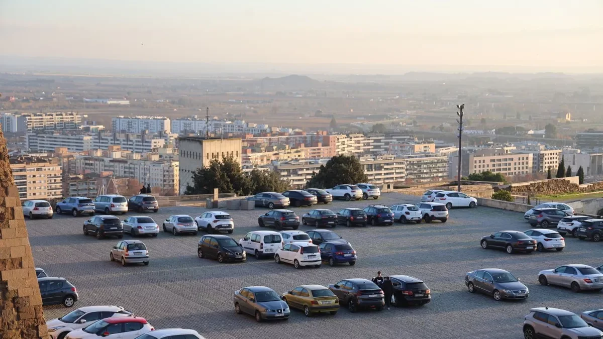 La plaza de la Sardana se usa como parking disuasorio, algo que la Paeria quiere evitar. - AMADO FORROLLA