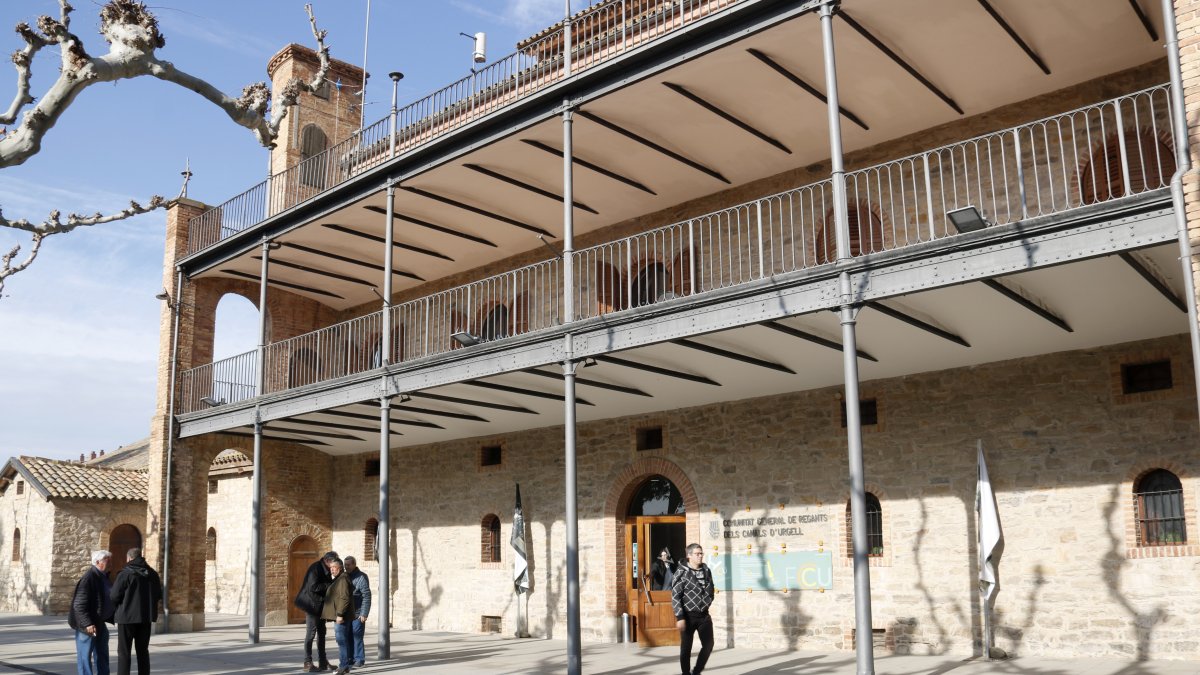 Representants de les col·lectivitats del canal d'Urgell surten de l'edifici després de la junta de govern que s'ha celebrat a la casa Canal de Mollerussa.