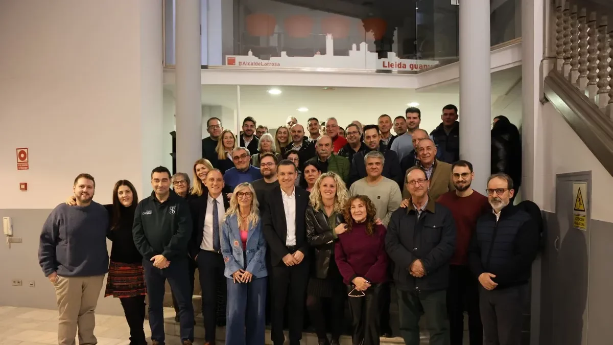 La torronada i el brindis que el PSC va oferir ahir als seus militants. - AMADO FORROLLA