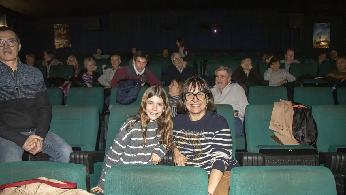 Ainet Jounou y Judith Colell, ayer en los Cinemes Majèstic de Tàrrega. - LAIA PEDRÓS