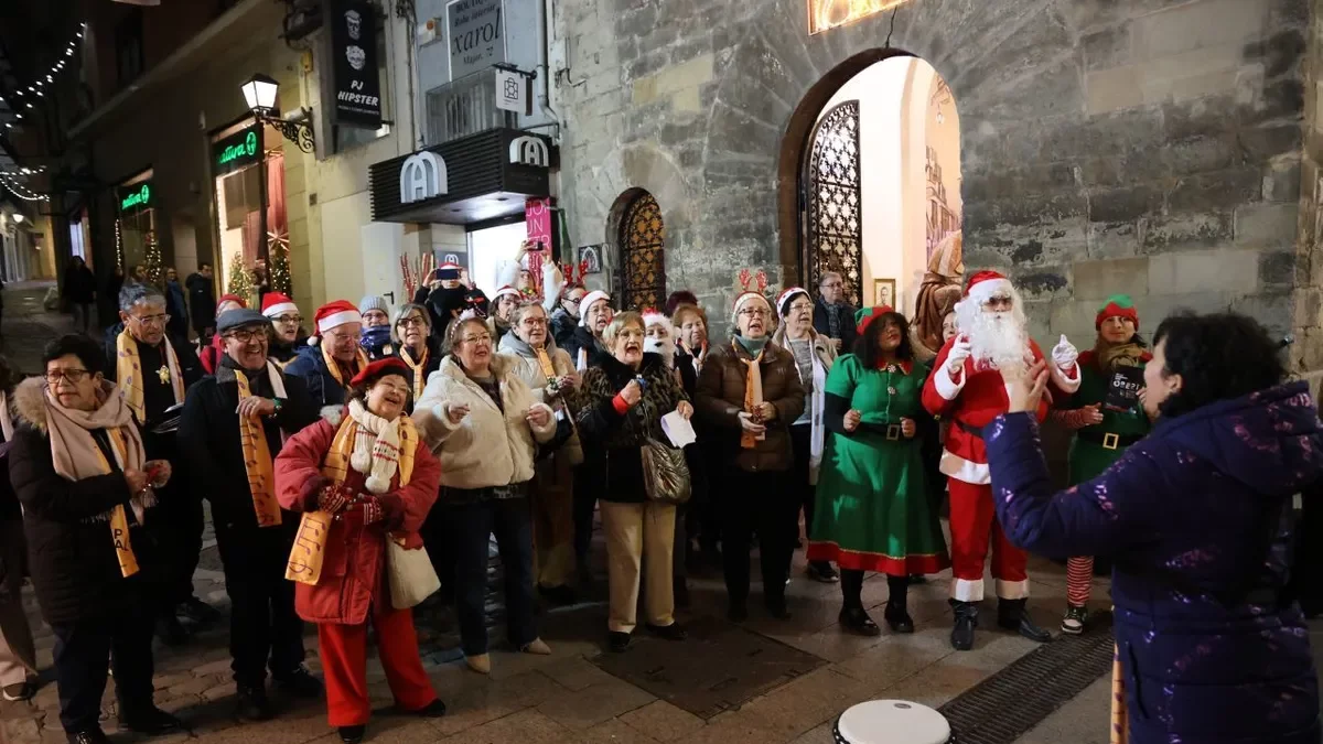 La cantata inaugural del certamen, ayer ante la capilla del Peu del Romeu de Lleida. - AMADO FORROLLA