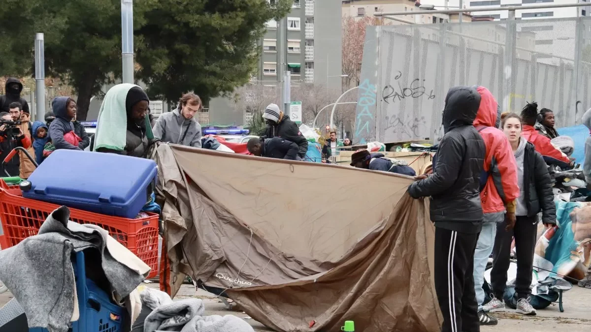Los antiguos ocupantes del B9 de Badalona recogen las tiendas de la plaza. - ACN
