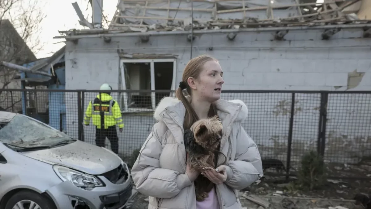 Una mujer con su perro en el lugar de un ataque ruso contra un edificio en Zaporiyia, en Ucrania. - EFE/EPA/OLEG MOVCHANIUK