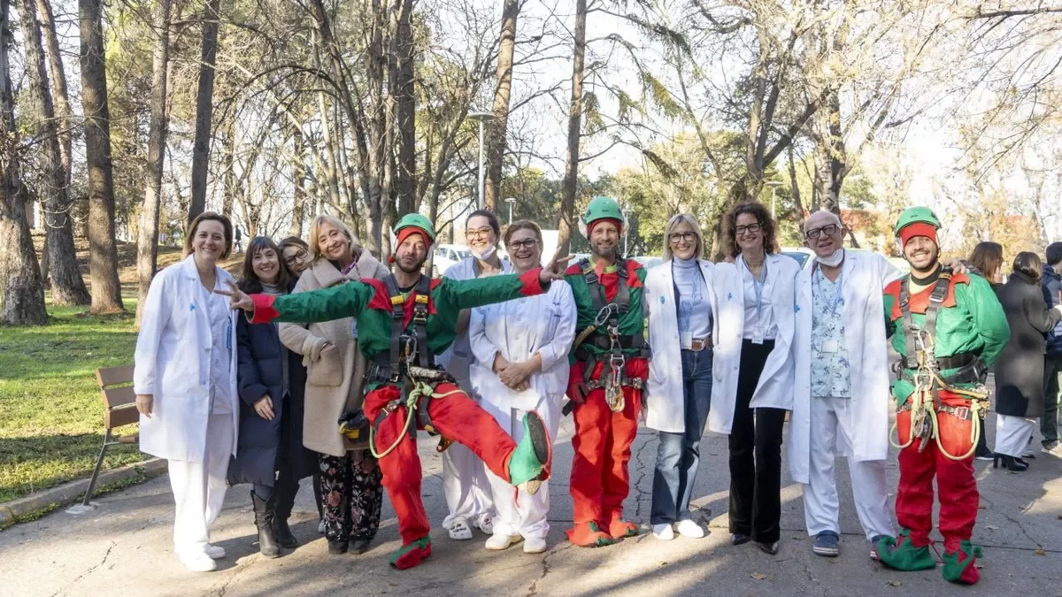 Los elfos de la Navidad visitaron ayer el Servicio de Pediatría del hospital Arnau de Vilanova de Lleida. - PAU PASCUAL PRAT